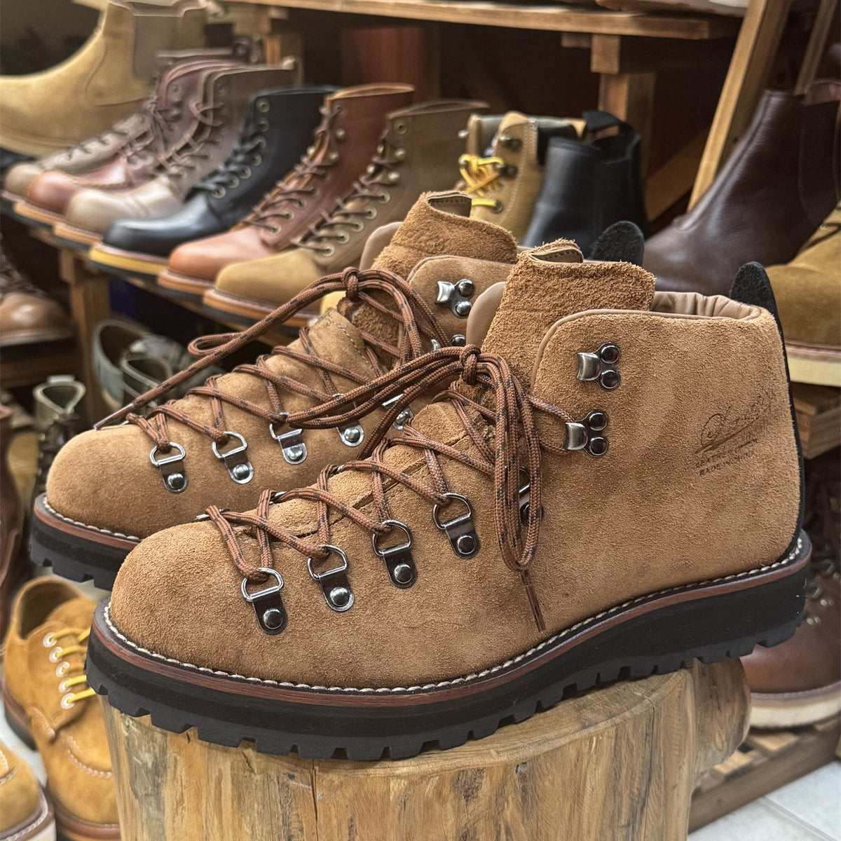 Men's handcrafted waterproof hiking boots – photo 1